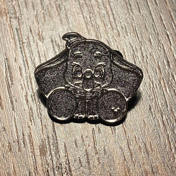 Disney Dumbo Silver Metal Chaser Big Foot Hidden Mickey 1 of 5 die cast pin - Picture 1 of 4